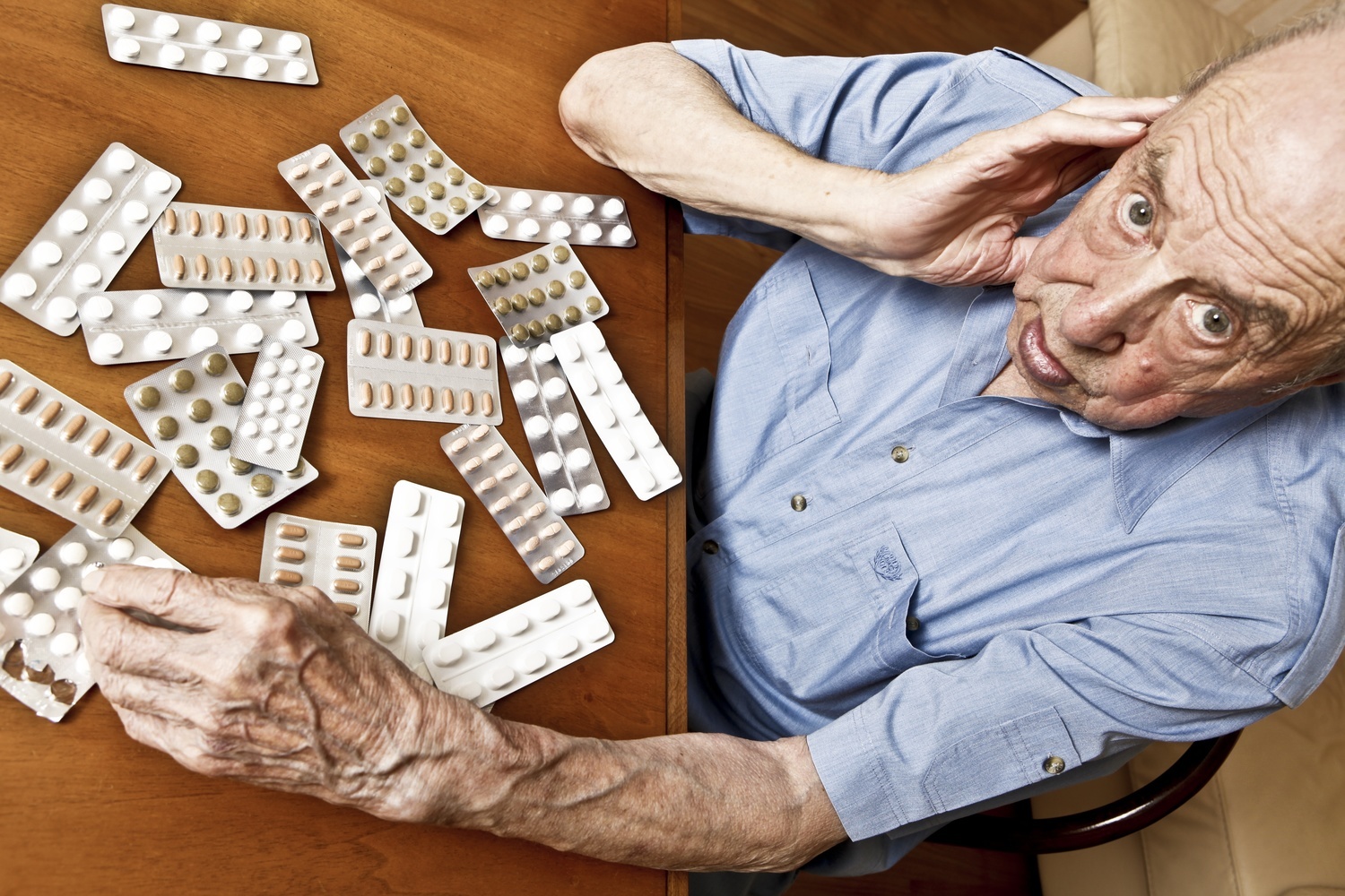 Таблетки для пожилых мужчин. Лекарства для пожилых. Таблетки для пожилых. Старик с таблетками. Пожилые люди и лекарства.